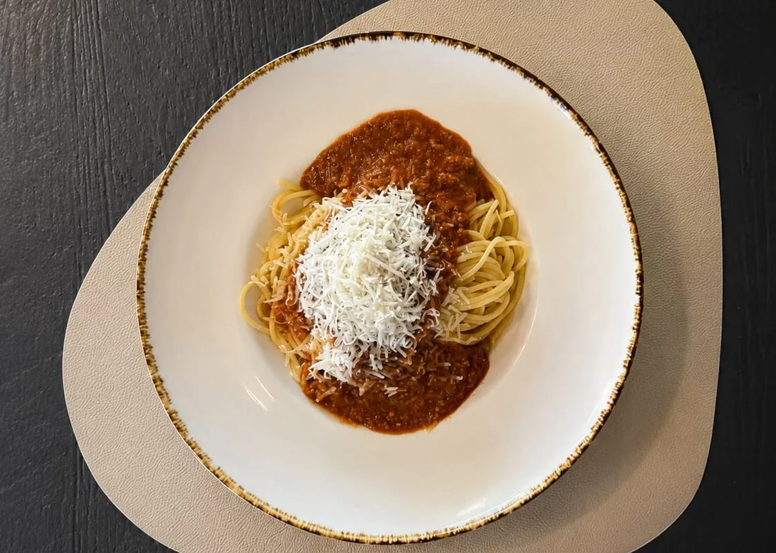 Špageti bolognese s naribanim sirom